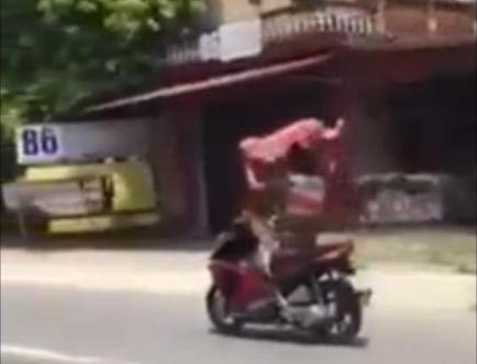 Truy tìm "quái xế" lái xe bằng chân phóng vun vút trên QL 5