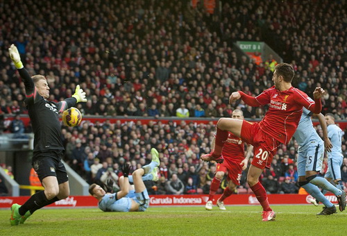 Adam Lallana (20) hai lần đưa b&oacute;ng v&agrave;o lưới Man City nhưng kh&ocirc;ng được c&ocirc;ng nhận