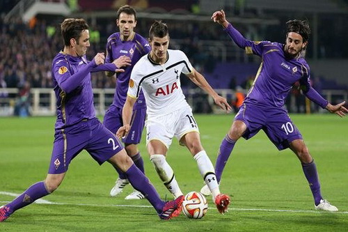 Eirik Lamela trong vòng vây các hậu vệ Fiorentina