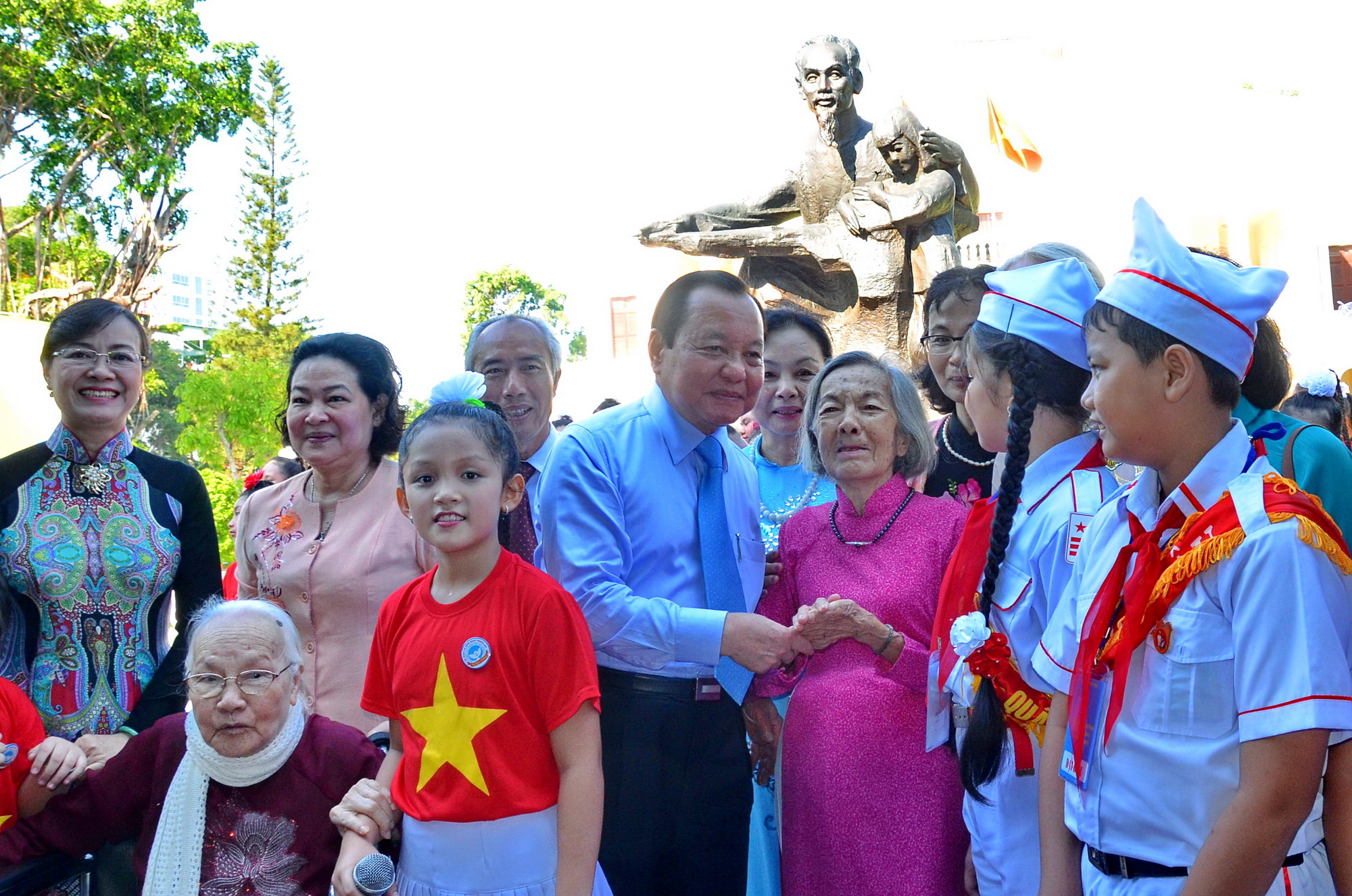 L&atilde;nh đạo TP, Mẹ Việt Nam anh h&ugrave;ng v&agrave; c&aacute;c ch&aacute;u thiếu nhi b&ecirc;n tượng B&aacute;c Hồ với thiếu nhi (ẢNH: TẤN THẠNH)