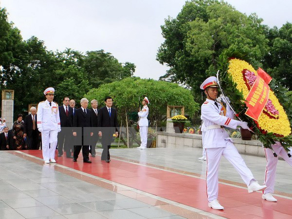 Lãnh đạo Đảng, Nhà nước đặt vòng hoa, dâng hương tưởng niệm các Anh hùng liệt sĩ tại Đài tưởng niệm các Anh hùng liệt sĩ - Ảnh: TTXVN