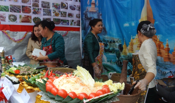Nộm, lạp, x&ocirc;i, m&igrave; cốt dừa đến từ Đại sứ qu&aacute;n L&agrave;o