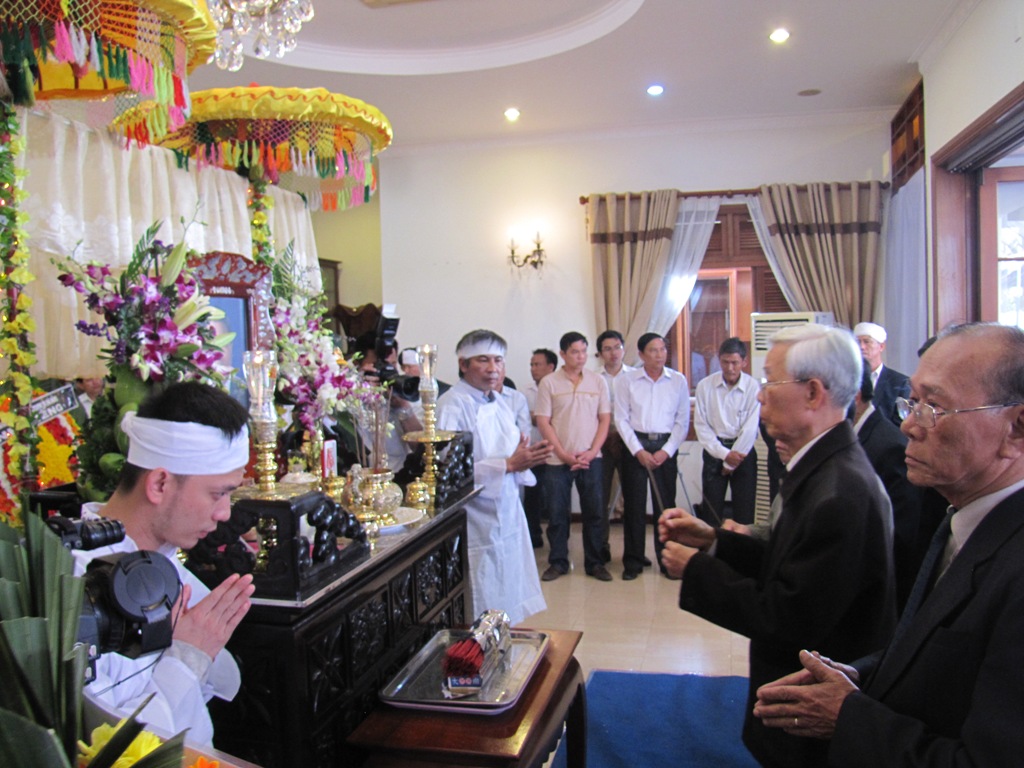 C&aacute;n bộ hưu tr&iacute; TP Đ&agrave; Nẵng thắp hương trước b&agrave;n thờ &ocirc;ng Nguyễn B&aacute; Thanh
ẢNH: HO&Agrave;NG DŨNG