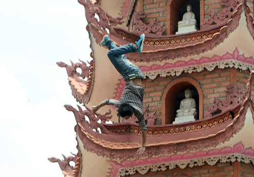 Thanh niên trèo lên bảo tháp 11 tầng la hét: “Chúng mày lừa tao”