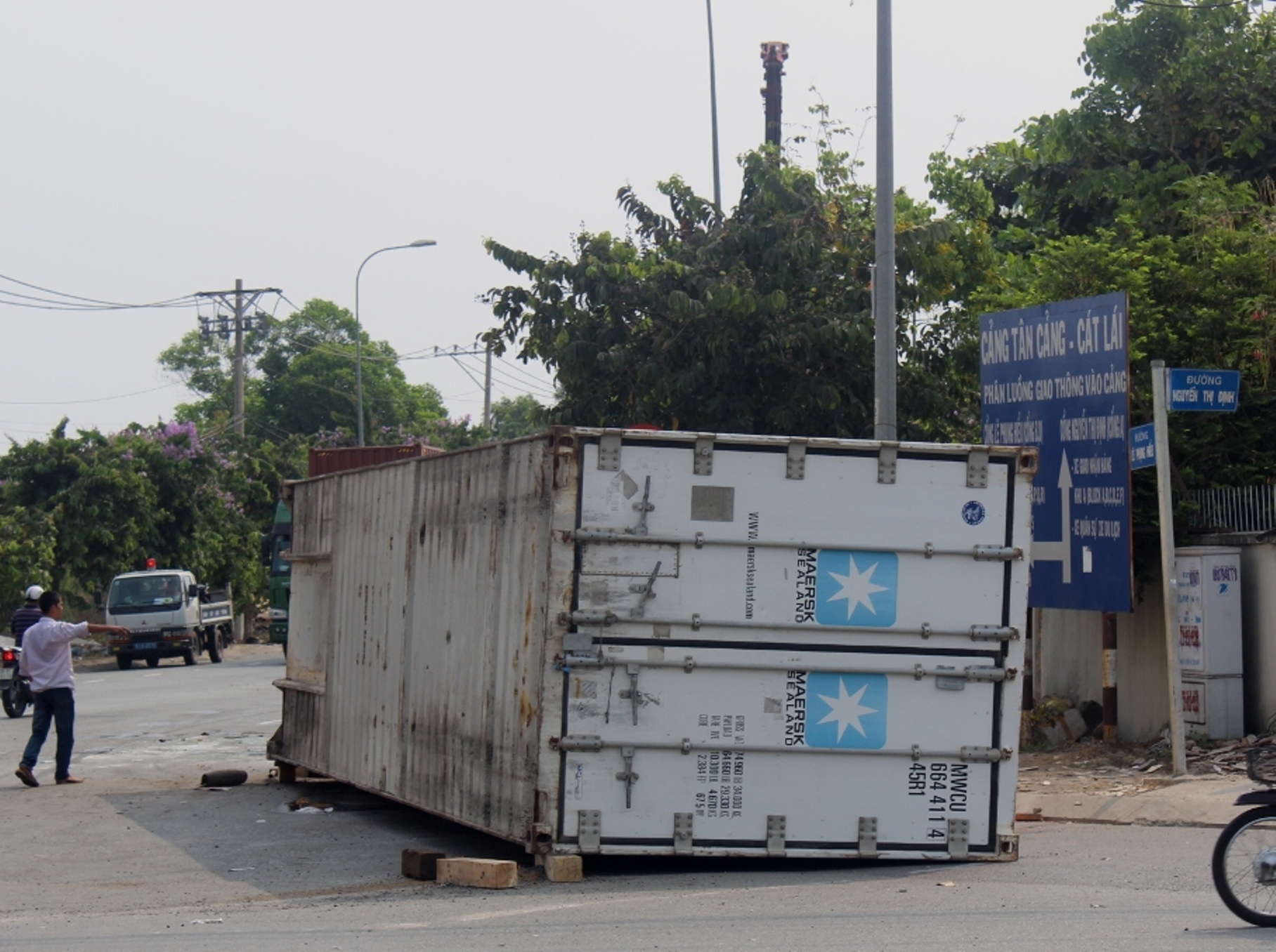 Th&ugrave;ng xe loại 40 feet lật chắn ngang l&agrave;n đường xe hai b&aacute;nh