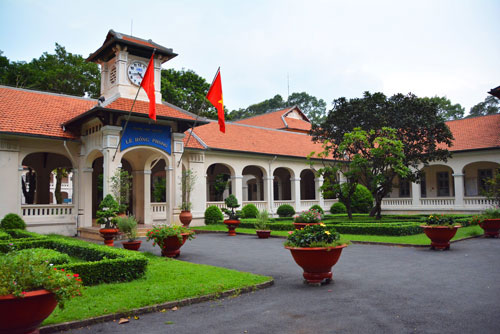 Trường THPT chuy&ecirc;n L&ecirc; Hồng Phong được x&acirc;y dựng theo lối kiến tr&uacute;c Ph&aacute;p v&agrave; những đường n&eacute;t đặc trưng của kiến tr&uacute;c &Aacute; Đ&ocirc;ng
Ảnh: BẠCH ĐẰNG