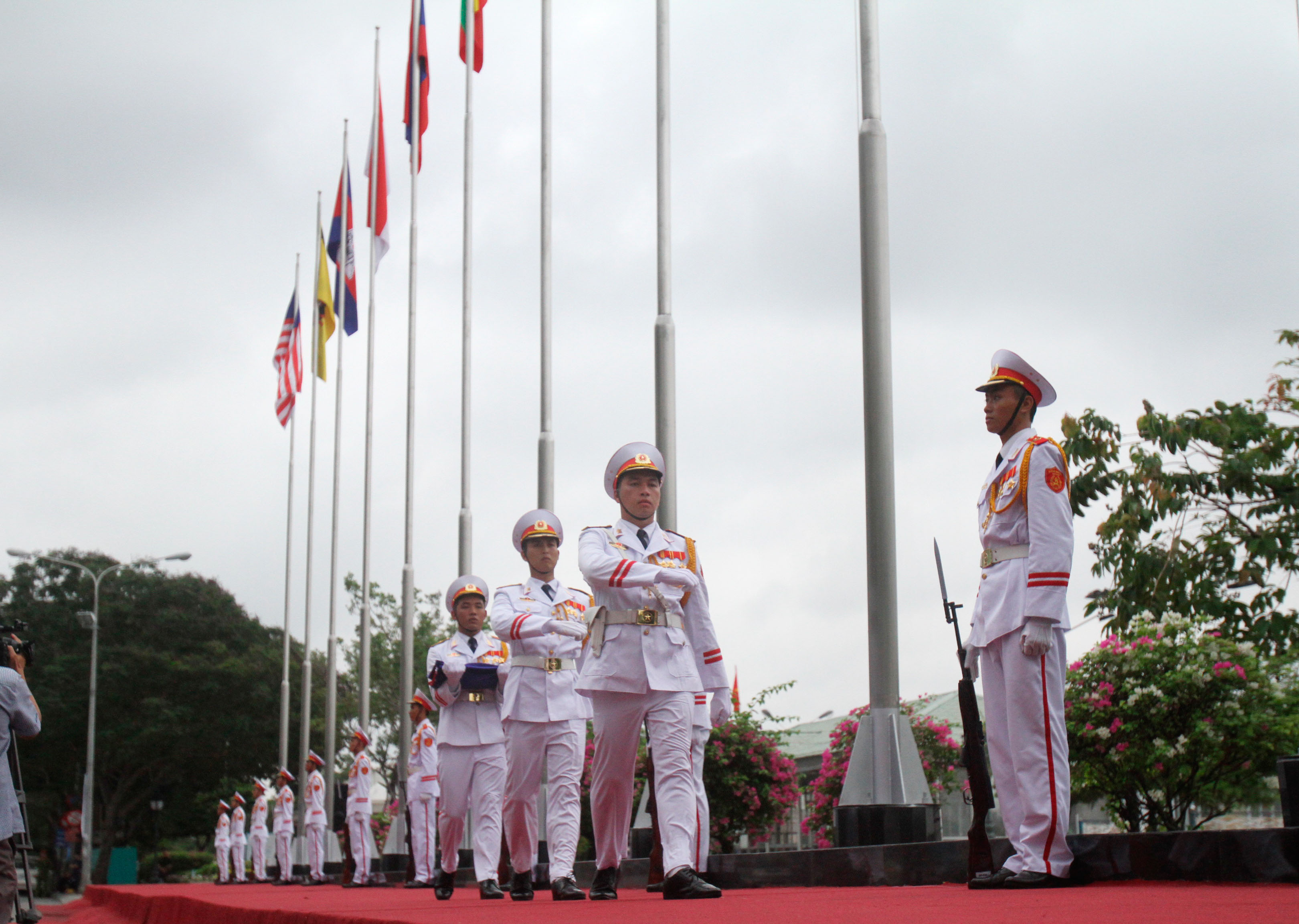 Lễ Thượng cờ ASEAN v&agrave; c&aacute;c nước th&agrave;nh vi&ecirc;n. Ảnh: Ho&agrave;ng Triều