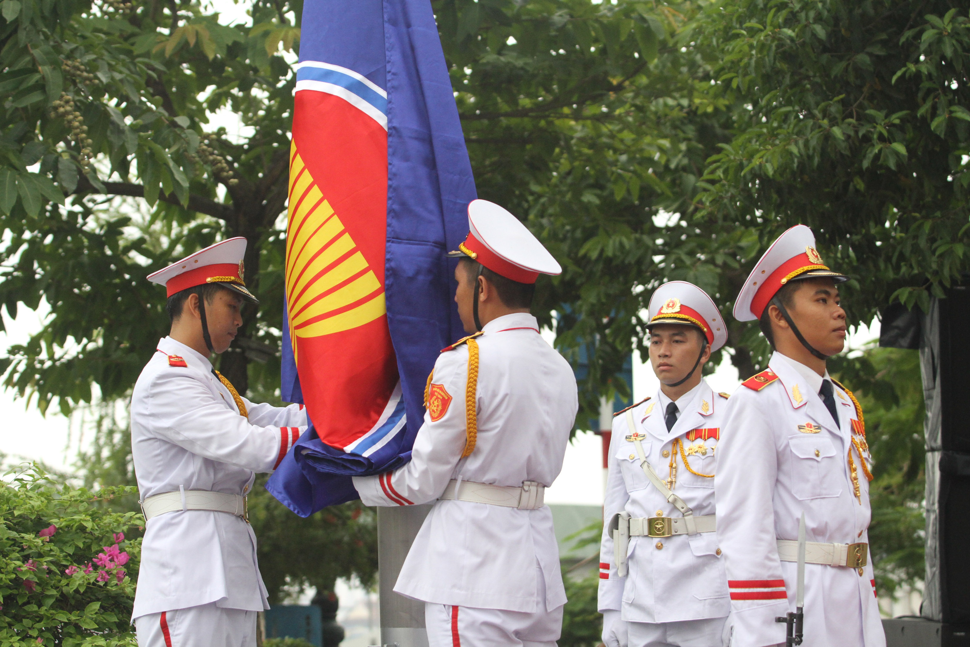 Lễ Thượng cờ ASEAN v&agrave; c&aacute;c nước th&agrave;nh vi&ecirc;n. Ảnh: Ho&agrave;ng Triều