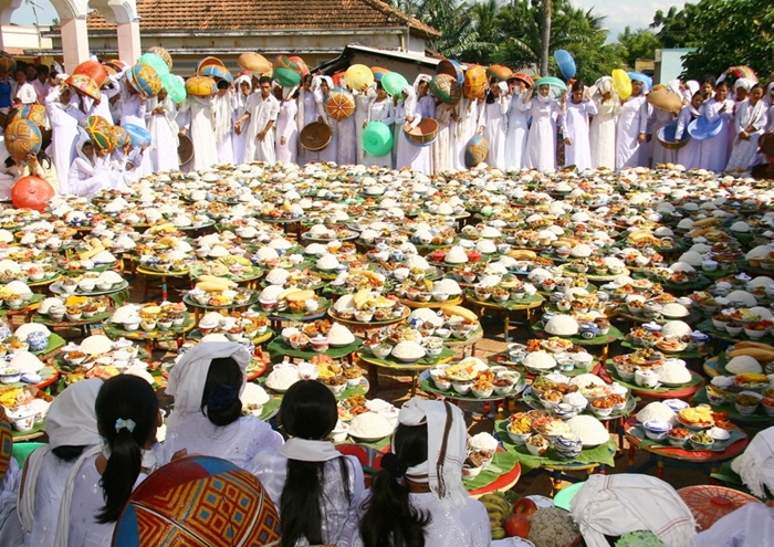 B&agrave; con mang s&iacute;nh lễ đến Th&aacute;nh đường c&uacute;ng k&iacute;nh, chuẩn bị cho th&aacute;ng chay tịnh Ramưwan