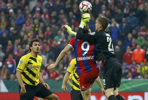 Cố nhân Lewandowski (9) gây nhiều khó khăn cho hàng thủ Dortmund