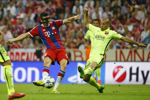 Lewandowski thoát qua Mascherano ghi bàn