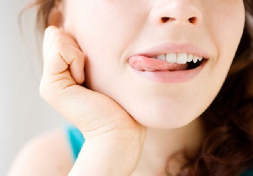 10 bí quyết giúp chống khô môi ngày lạnh
