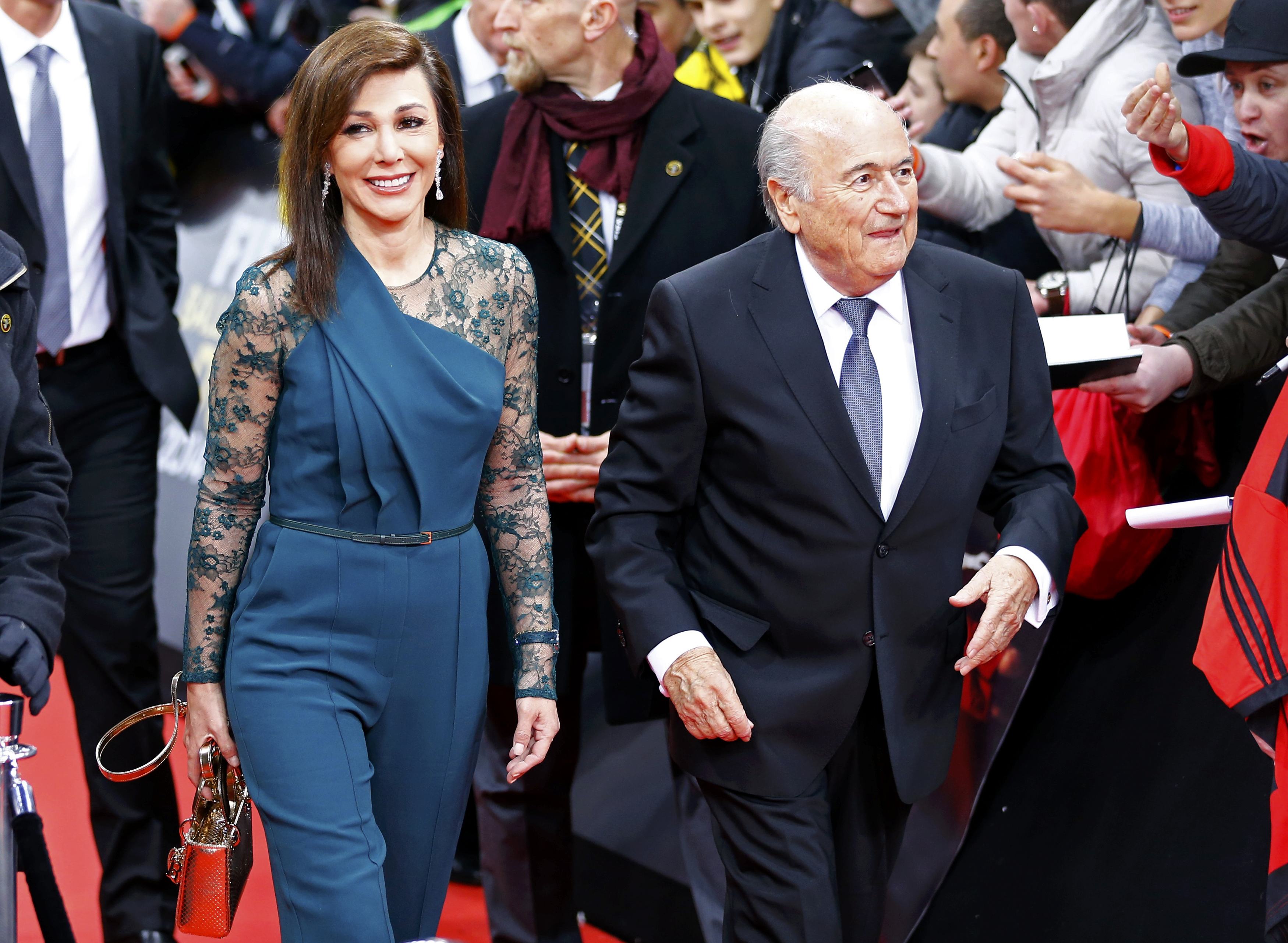Chủ tịch Sepp Blatter sánh bước cùng Linda Barras