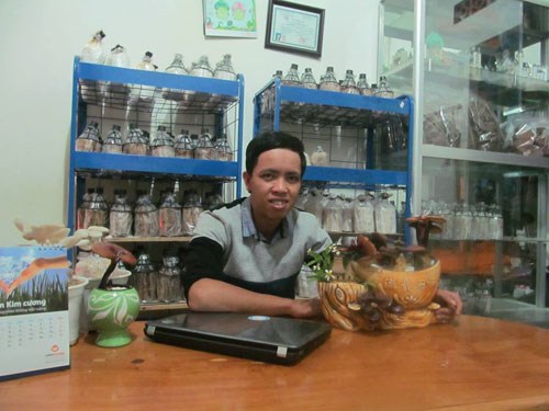 Nguyễn Trọng H&ograve;a c&ugrave;ng sản phẩm linh chi kiểng của m&igrave;nh - Ảnh: D.K
