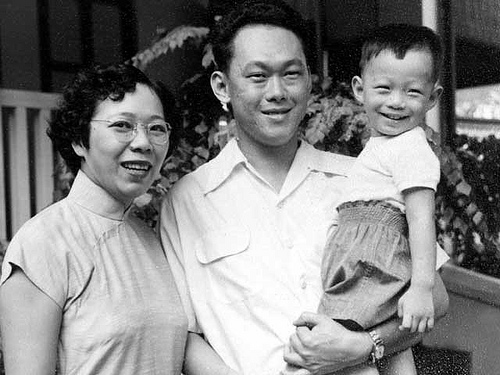 Vợ chồng &ocirc;ng L&yacute; Quang Diệu v&agrave; Thủ tướng L&yacute; Hiẻn Long Ảnh: SINA