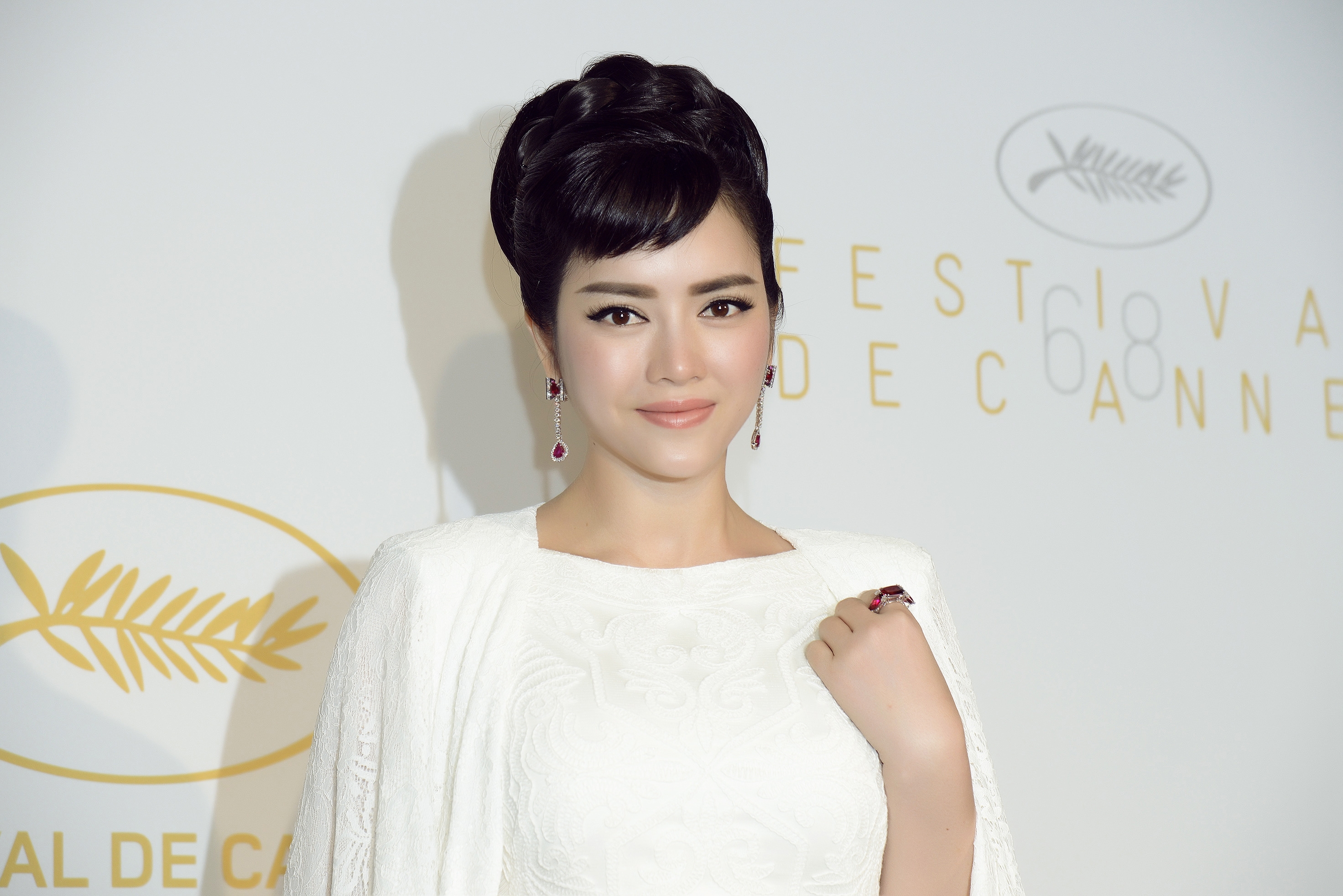 L&yacute; Nh&atilde; Kỳ nh&igrave;n kh&aacute;c lạ tại LHP Cannes