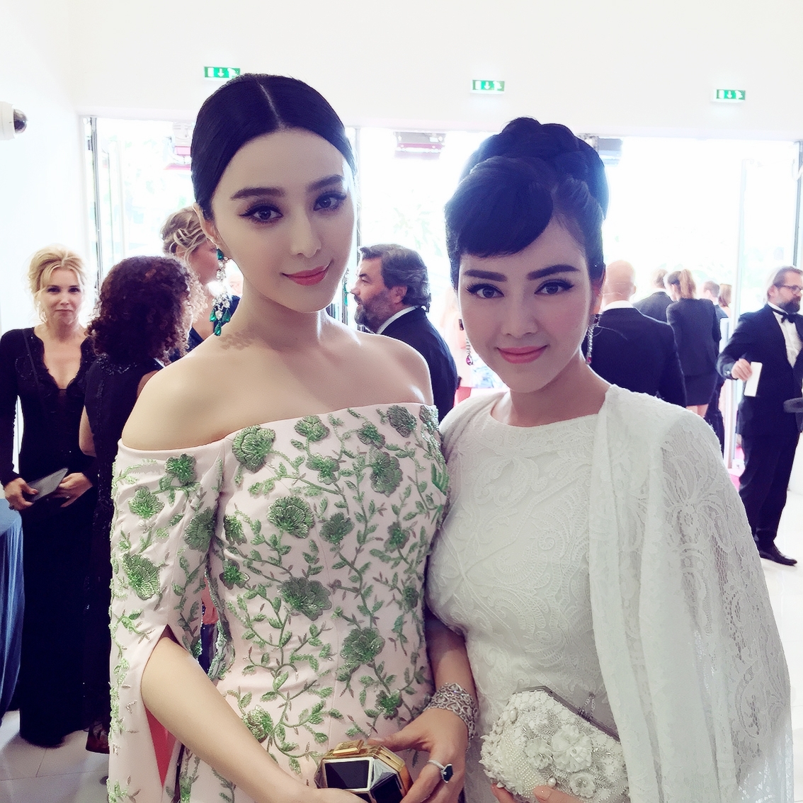 L&yacute; Nh&atilde; Kỳ (phải) v&agrave; Phạm Băng Băng tr&ecirc;n thảm đỏ Cannes 2015