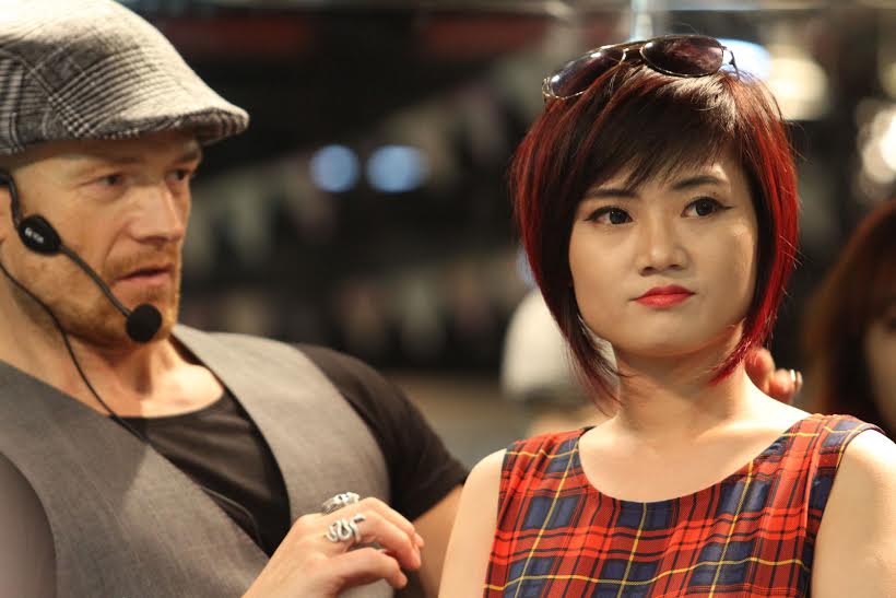 Chuyên gia tạo mẫu tóc Adrian Barclay giới thiệu một mẫu tóc mang phong cách SHAL. Ảnh: Hoàng Triều