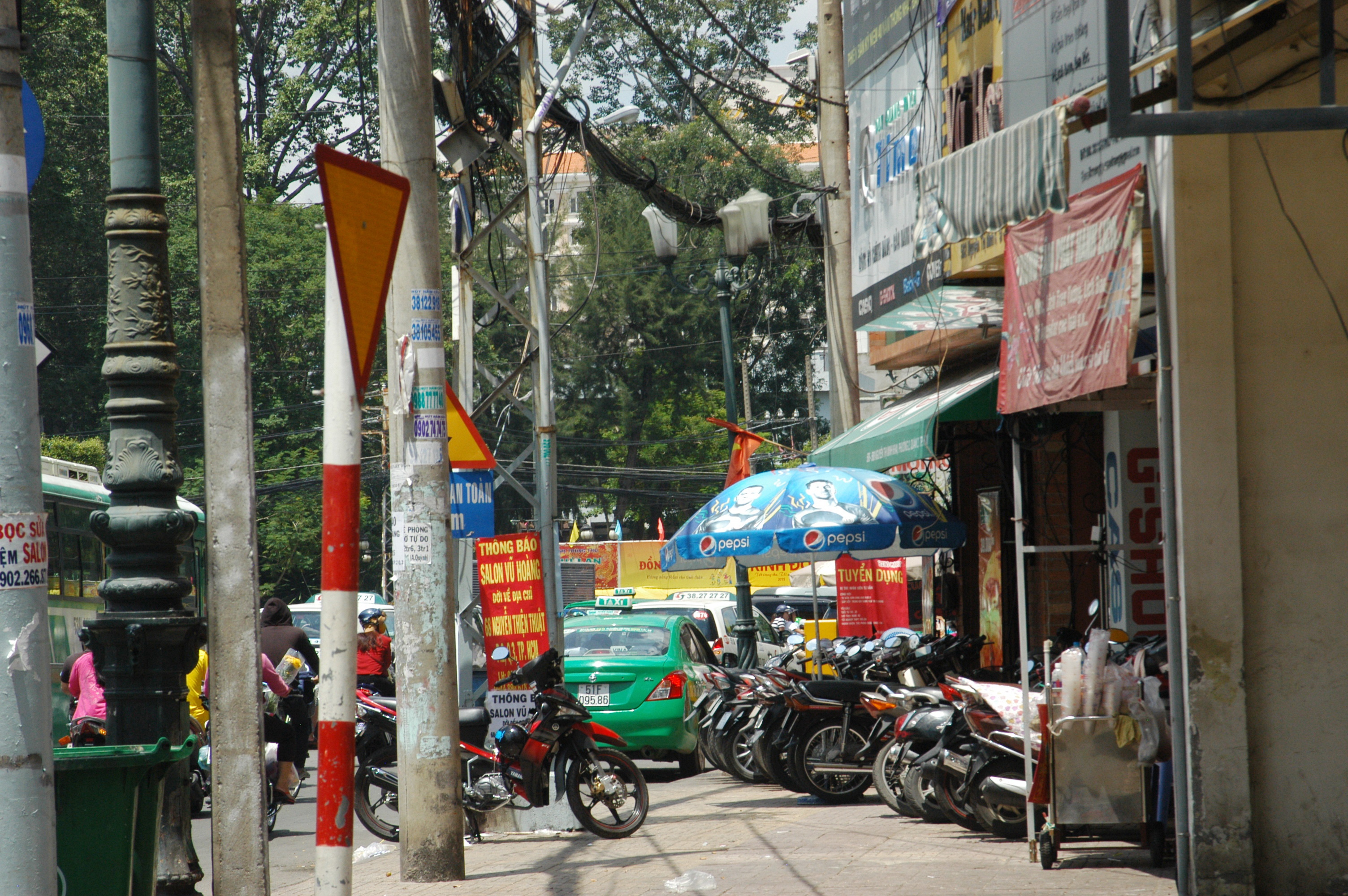 Lộn xộn trước cổng trường THPT Thăng Long, Nguyễn Thị Minh Khai, phường 2, quận 3, diễn ra li&ecirc;n tục nhưng vẫn cứ v&ocirc; tư đi
