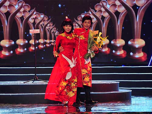 Nghệ sĩ Hoài Linh và Việt Hương rực rỡ trên sân khấu Mai Vàng. Nghệ sĩ Hoài Linh xúc động nhận giải Thành tựu Mai Vàng trong lần thứ 10 được vinh danh.