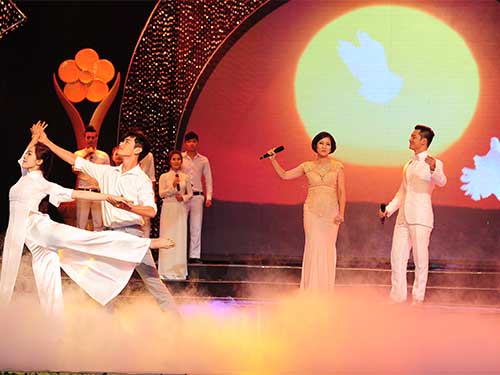 Thanh Thuý và Đức Tuấn thể hiện ca khúc Khát vọng, một sáng tác của nhạc sĩ Phạm Minh Tuấn.