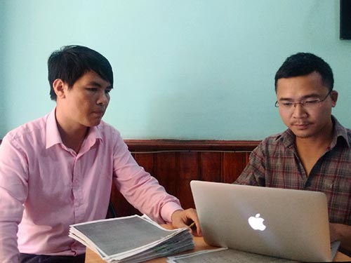 Luật sư Nguyễn Văn Hưng (trái) trao đổi với phóng viên Báo Người Lao Động