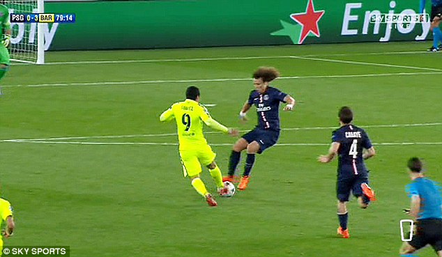 Những pha vào bóng ngớ ngẩn của Luiz với Suarez