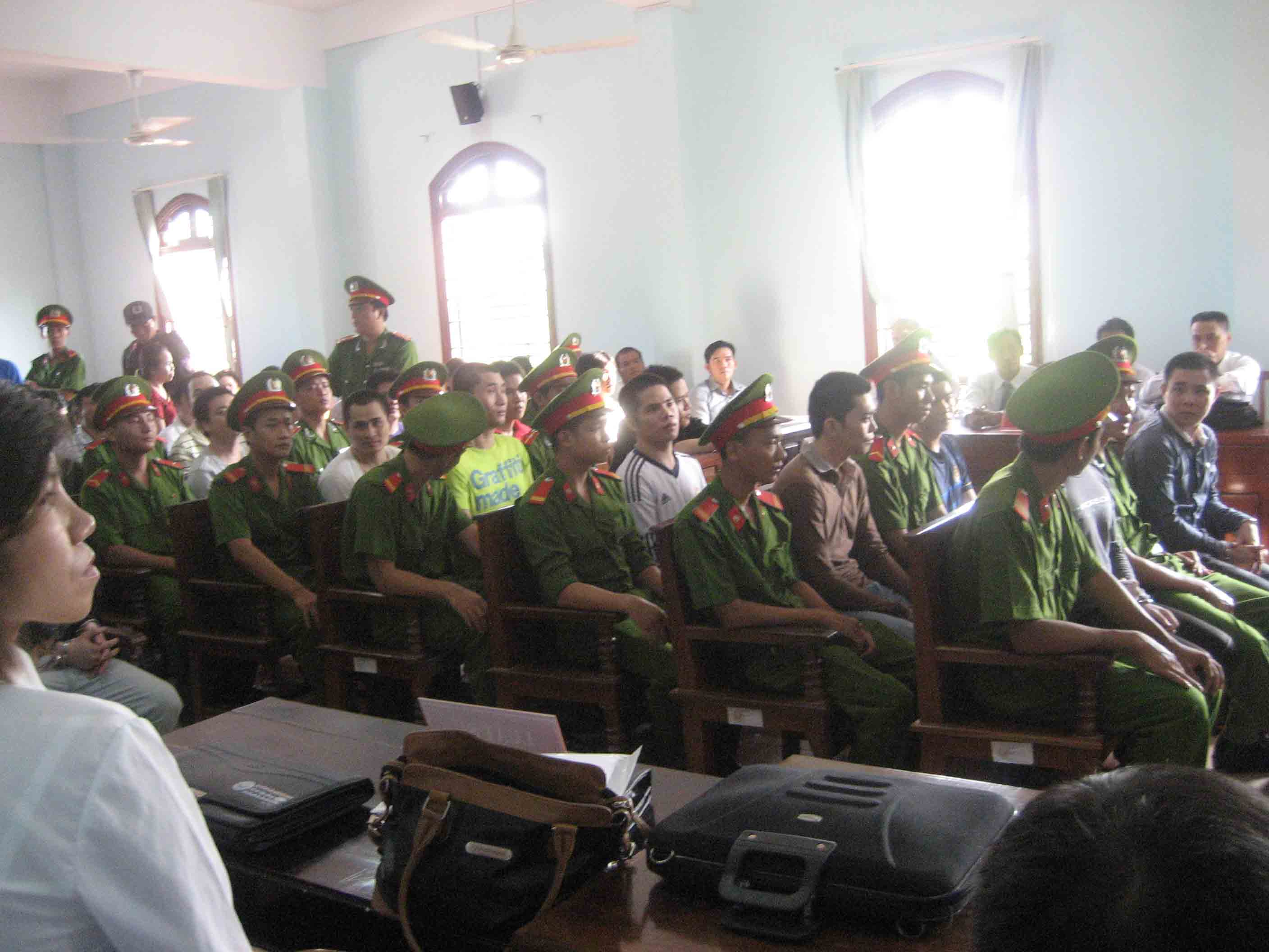 Lực lượng c&ocirc;ng an bảo vệ b&ecirc;n trong ph&ograve;ng xử &aacute;n