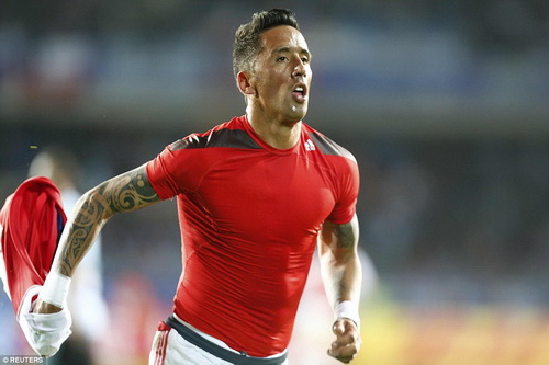 Lucas Barrios trừng phạt sự kiêu ngạo của Argentina