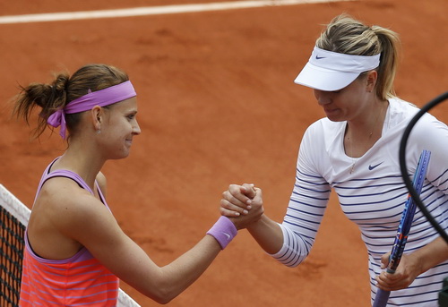 Sharapova (phải) thua t&acirc;m phục khẩu phục trước Safarova
