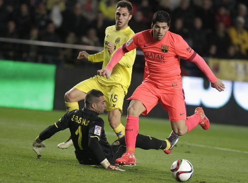 Luis Suarez mạnh mẽ đ&aacute;nh bại h&agrave;ng thủ Villarreal v&agrave; ghi b&agrave;n