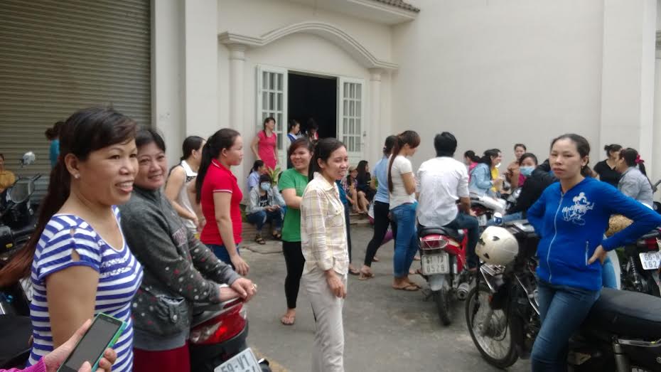 Công nhân phấn khởi tập trung về công ty để nhận lương