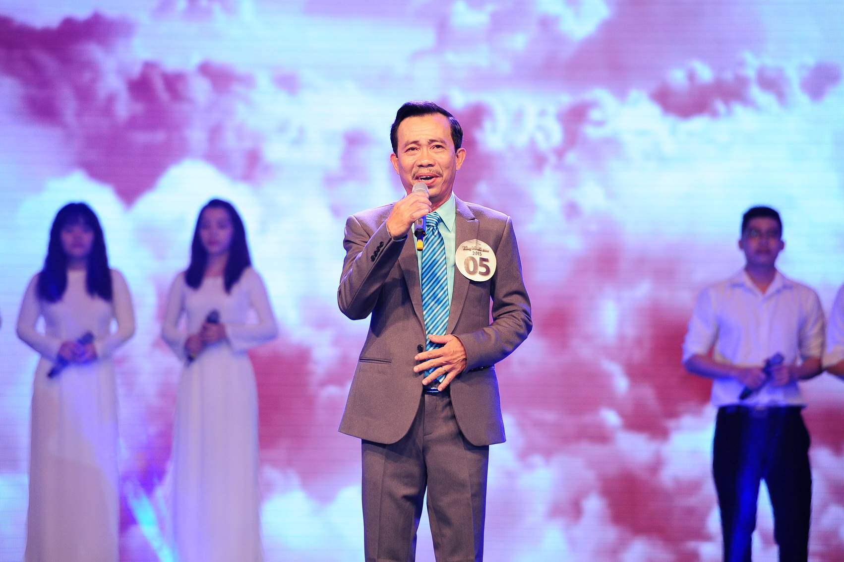 Th&iacute; sinh Đinh Văn Long tr&igrave;nh diễn phần đơn ca