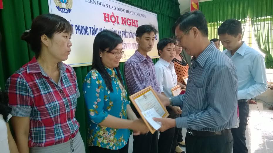 Leg: Ông Lý Hồng Sơn, phó trưởng ban Chính sách- pháp luật LĐLĐ TP HCM tặng bằng khen cho các tập thể xuất sắc