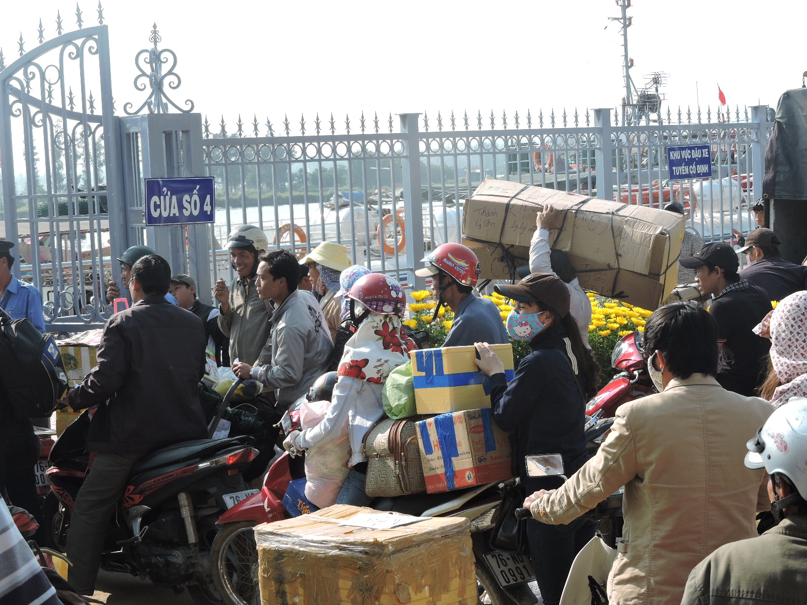 Người d&acirc;n chen ch&uacute;c chờ l&ecirc;n t&agrave;u ra đảo L&yacute; Sơn