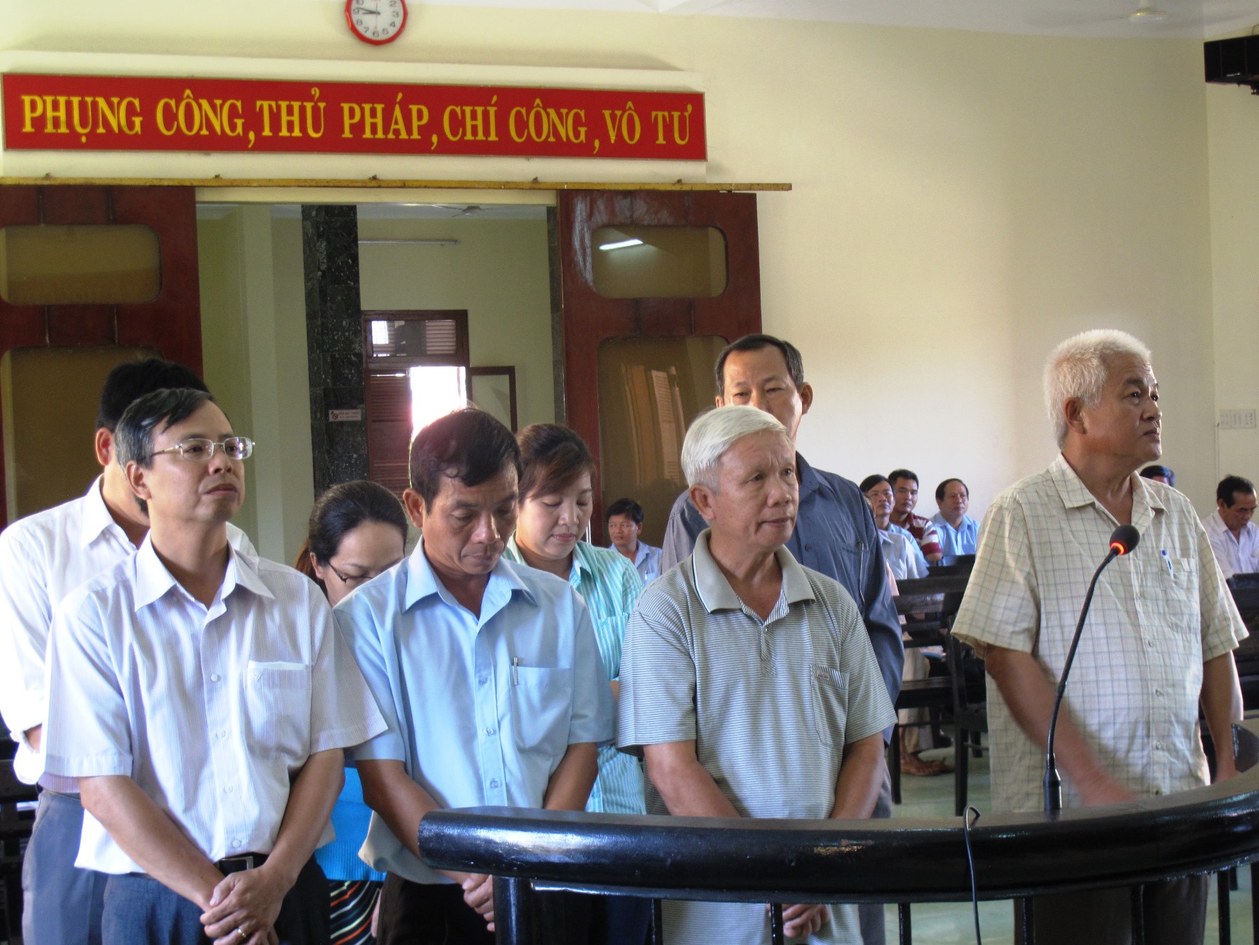 8 bị c&aacute;o trong vụ Cảng Vũng R&ocirc;... n&eacute;m tiền qua cửa sổ hầu t&ograve;a (Nguyễn Minh đầu ti&ecirc;n b&ecirc;n phải)