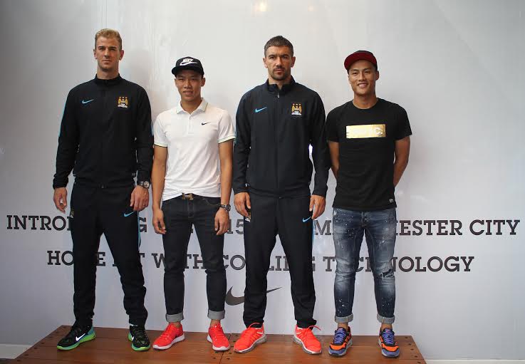 Quế Ngọc Hải v&agrave; Hồng Qu&acirc;n (b&agrave;i phải) chụp ảnh c&ugrave;ng 2 ng&ocirc;i sao Man City
