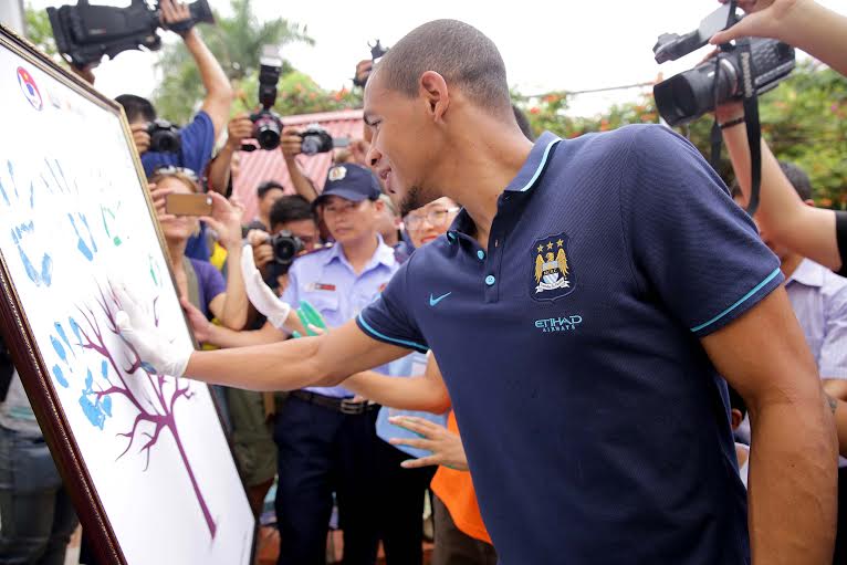 Fernandinho vẽ tranh