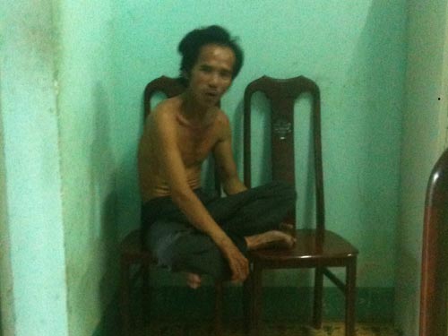 Khỏa thân ra đường, chửi công an vì được... cho ăn quá no!