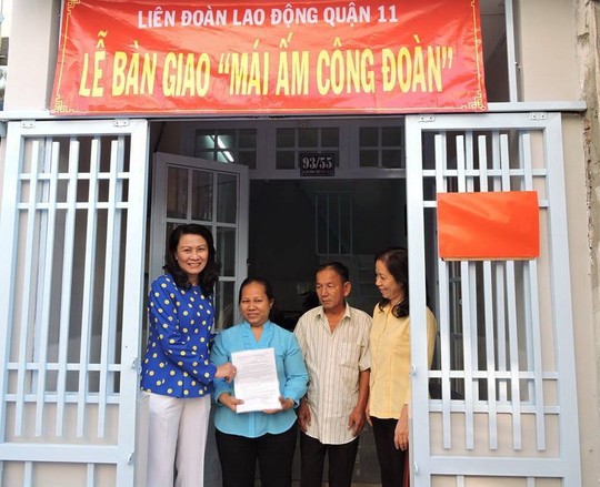 Tặng mái ấm cho giáo viên nghèo