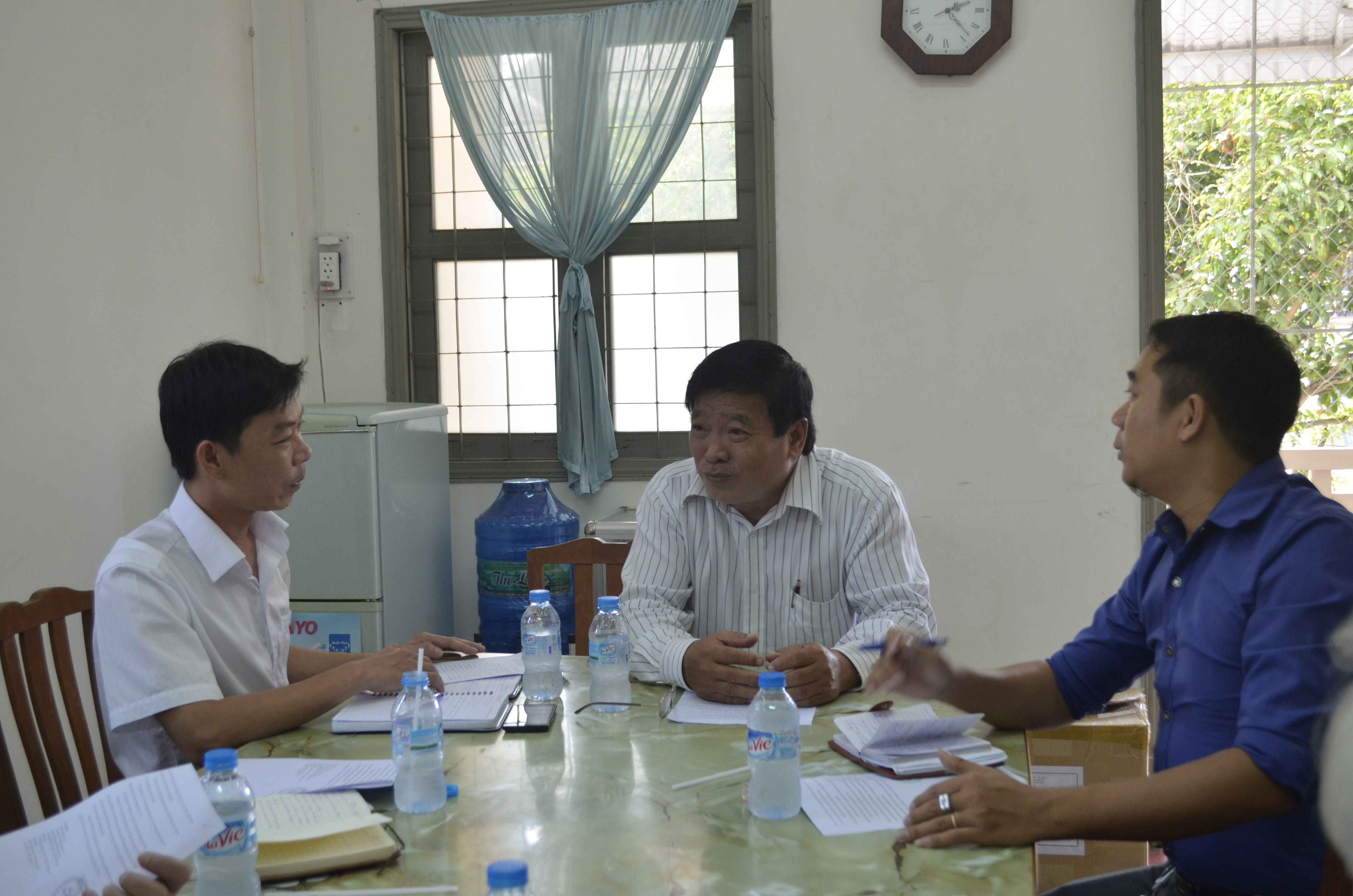 &Ocirc;ng Mai Thanh H&ugrave;ng, Ph&oacute; Gi&aacute;m đốc Sở Y tế tỉnh Vĩnh Long (giữa), cung cấp th&ocirc;ng tin cho c&aacute;c ph&oacute;ng vi&ecirc;n về vụ việc