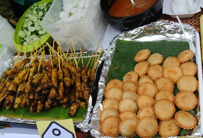 Với m&oacute;n karipap (phải) v&agrave; g&agrave; nướng sa tế của Malaysia