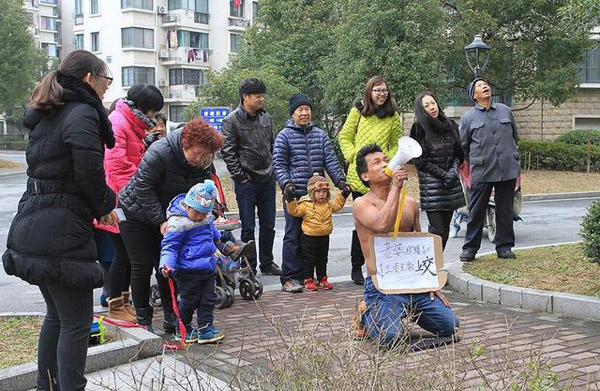 Cởi trần, quỳ gối bắc loa xin lỗi vợ vì quên nộp lương
