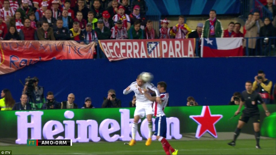 Mandzukic vừa trở lại sau chấn thương nhưng đ&atilde; phải hứng hứng chịu những pha b&oacute;ng bạo lực từ đối thủ