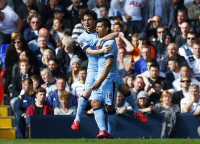 Silva (tr&aacute;i) ch&uacute;c mừng Aguero