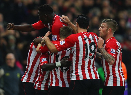 Man United bị Stoke cầm chân, Arsenal thua thảm trước Southampton