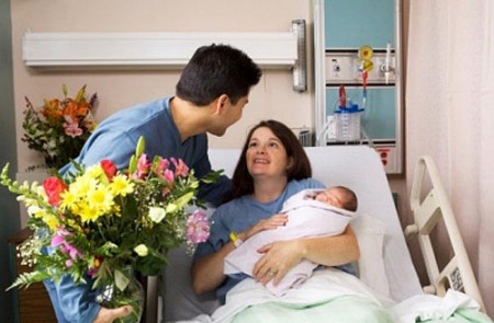 Lao động nữ nuôi con dưới 12 tháng tuổi được ưu tiên giao kết hợp đồng lao động mới