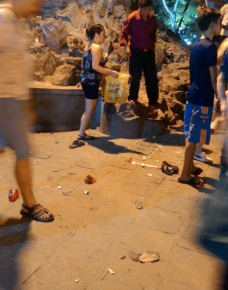 Nhiều mảnh vỡ như chân đèn, bát hương… vương vãi sau khi bị thường đàn ông đập phá