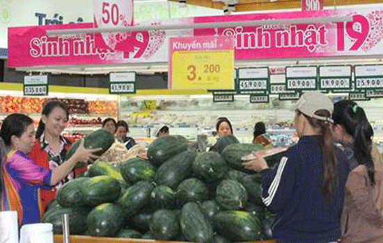 Kh&aacute;ch h&agrave;ng ủng hộ dưa hấu 3.000 đồng/kg tại Co.opmart Quy Nhơn. Ảnh: Vương Ch&iacute;nh To&agrave;n)