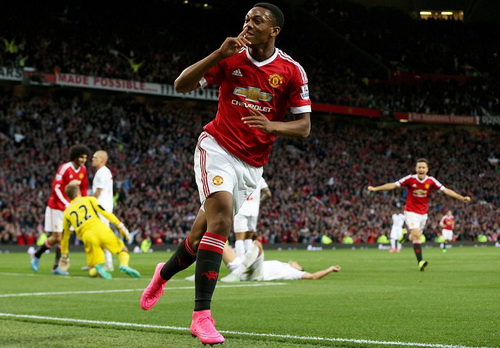 “Hợp đồng bom tấn” Martial khai hỏa, Liverpool tan tác trước M.U